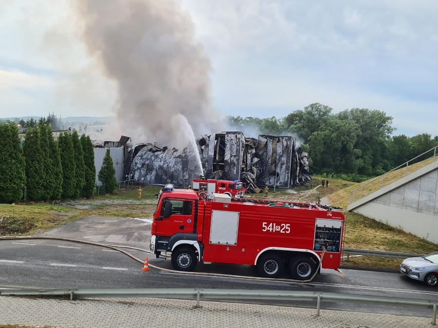 W Sanoku doszło do pożaru lakierni. Ogień gasiło 30 zastępów strażaków z kilku powiatów [ZDJĘCIA, WIDEO]