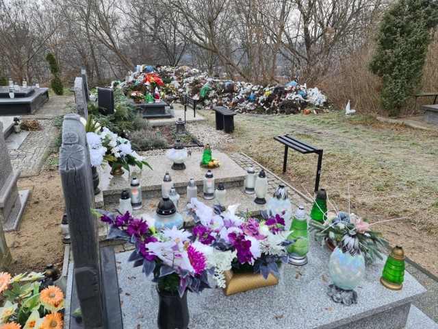 Śmieci zalegające na tyłach "nowego" cmentarza przy ulicy Poznańskiej mają stąd wkrótce zniknąć