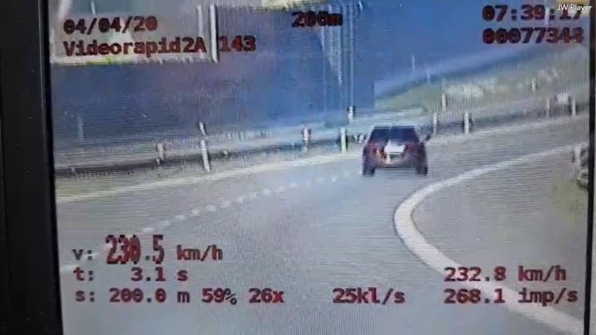 Pędził autostradą A4 koło Tarnowa z prędkością ponad 230 km/h. Pirata z audi dogonili policjanci