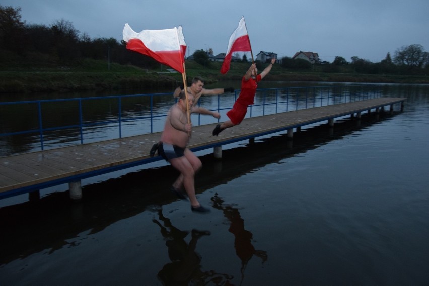 Święto Niepodległości 2020 w Skierniewicach w wykonaniu morsów [ZDJĘCIA, FILMY]