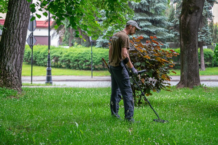 Nowy Sącz. Skarb! Przy ruinach zamku znaleźli srebra ukryte w skrzyni. Próbują ustalić, do kogo mogły należeć [ZDJĘCIA]