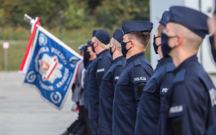 Małopolska ma 70 nowych policjantów. Właśnie złożyli ślubowanie [ZDJĘCIA]