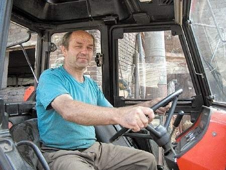Alojzy Kiermaszek, jeden z wodzisławskich rolników, kończył wczoraj żniwa.  MARCIN KASPRZYK