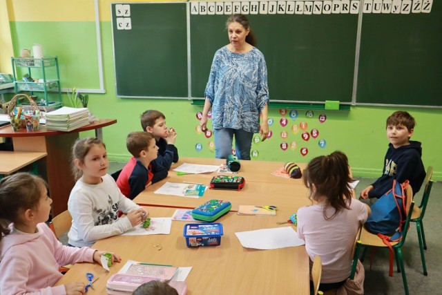 Dzieci z Ukrainy szybko uczą się języka polskiego – chwali swoich uczniów Hanna Derewlana, prowadząca lekcje w młodszym oddziale przygotowawczym w SP 175.