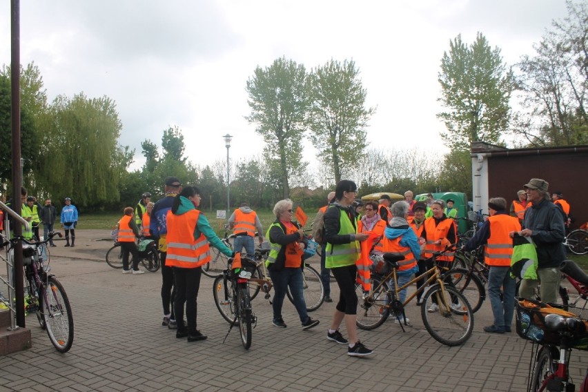 Blisko 100 rowerzystów wzięło udział w wągrowieckiej akcji pt. Odjazdowy Bibliotekarz. ZOBACZCIE ZDJĘCIA