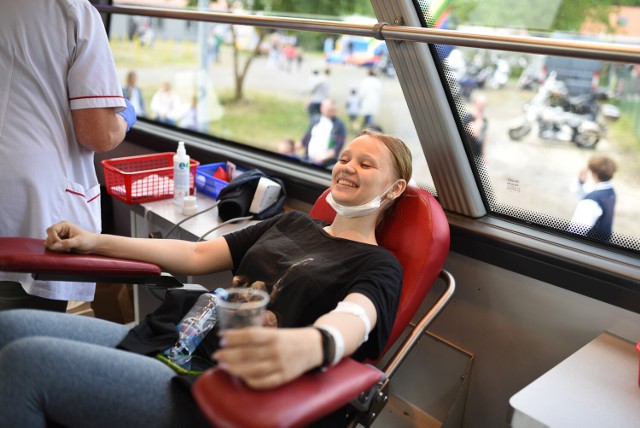Motokrew 2022 w Żarach. Motocykliści, ale nie tylko, oddają krew, która jest tak bardzo potrzebna w stacjach krwiodawstwa.