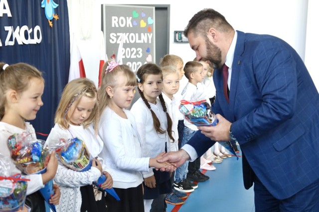 Rozpoczęcie roku szkolnego w gminie Woźniki. Dzieci otrzymały tradycyjne tyty