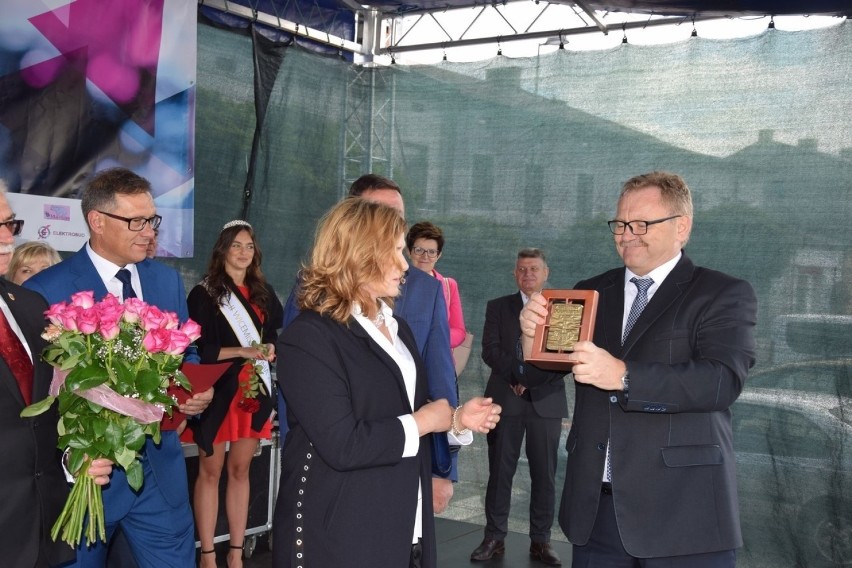 Grażyna Błęcka-Kolska uhonorowana medalem "Zasłużony dla miasta Łask" [zdjęcia]