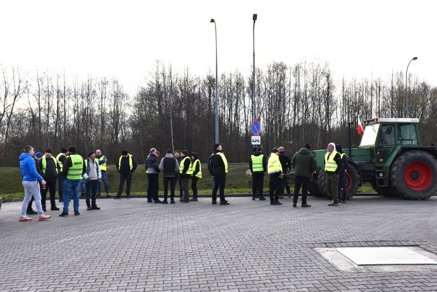 Blokada DK6 w Sławnie - ulica Gdańska - protest rolników