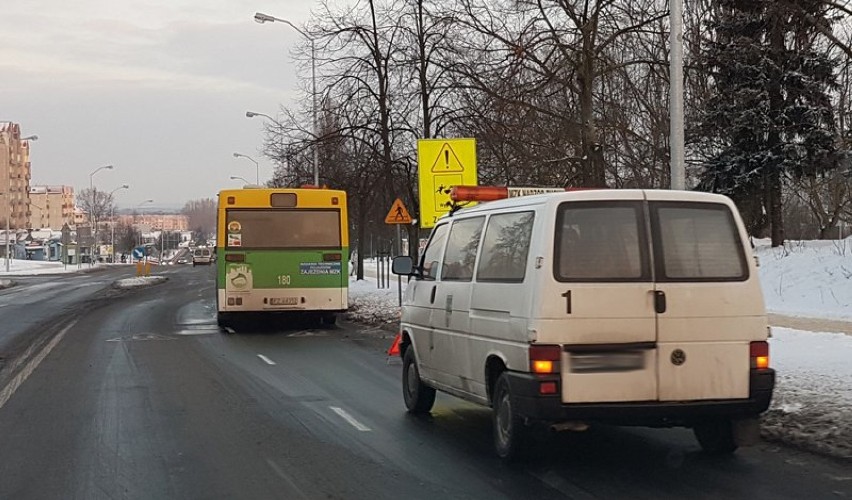 Renault wjechał pod autobus MZK w Zielonej Górze [ZDJĘCIA]