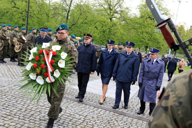 - Po tylu latach od zakończenia wojny wciąż marzymy o tym, by naród nie występował przeciw żadnemu narodowi i by ludzie umieli żyć w pokoju – mówił podczas uroczystości prezydent Torunia Michał Zaleski. - Wiemy, że ta wojna zaczęła się na polskiej ziemi i że choćby z tej racji Polacy mieli najwięcej powodów do radości z jej zakończenia.

Toruń: Obchody 72. rocznicy zakończenia II wojny światowej [ZDJĘCIA]