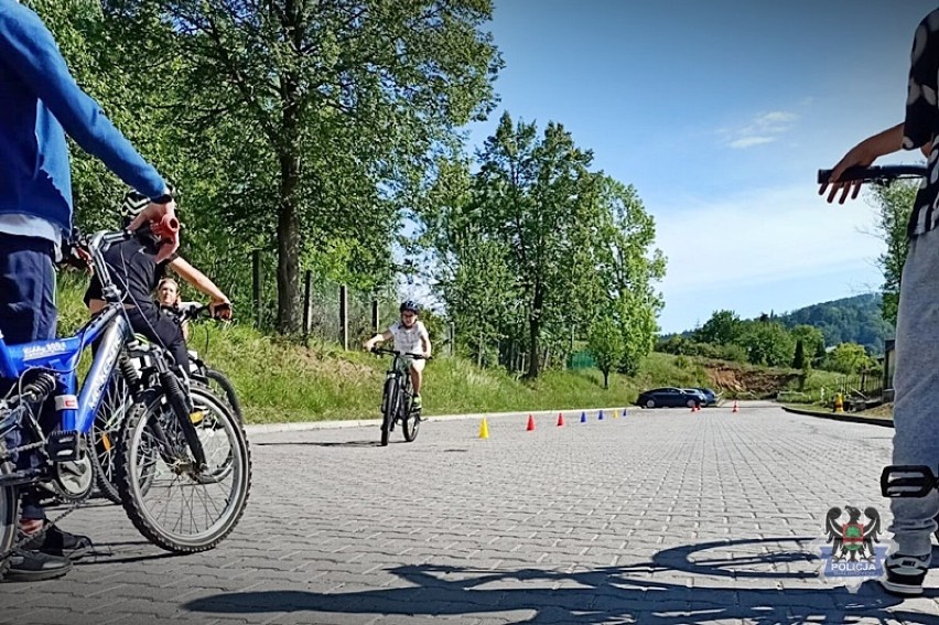16 młodych mieszkańców regionu wałbrzyskiego zdało egzamin na kartę rowerową - zdjęcia