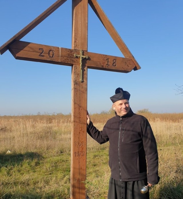 Krzyż poświęcił ks. kan. Rafał Zendran