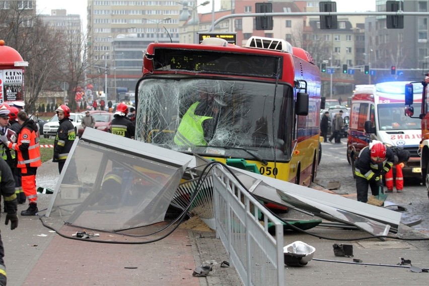 20.12.2012. Wrocław, pl. Jana Pawła II.
Autobus MPK linii...