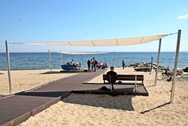Bardzo się cieszę, że wysokie poparcie uzyskał projekt budowy pomostów na plaży dla osób niepełnosprawnych. To pokazuje jak wrażliwą społecznością są sopocianie - mówi prezydent Sopotu Jacek Karnowski.

Na zdjęciu taki pomost w Orłowie