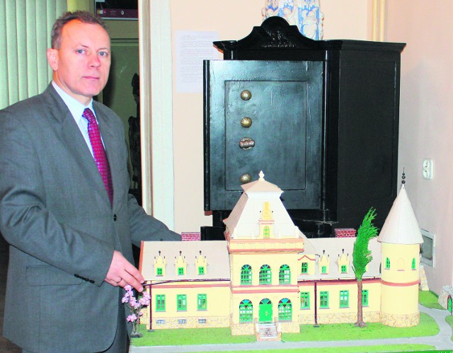 Zbigniew Mazur, dyrektor Muzeum w Chrzanowie, prezentuje makietę pałacu w Kościelcu