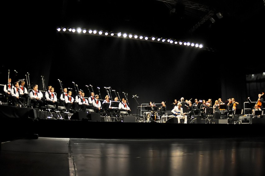 Artyście na scenie towarzyszyły Orkiestra Weselno-Pogrzebowa...
