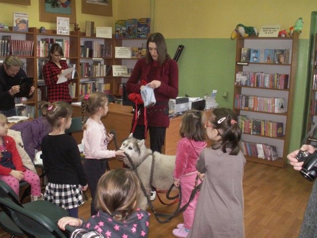 Pierwsze warsztaty z psem w bibliotece w Łęczycy