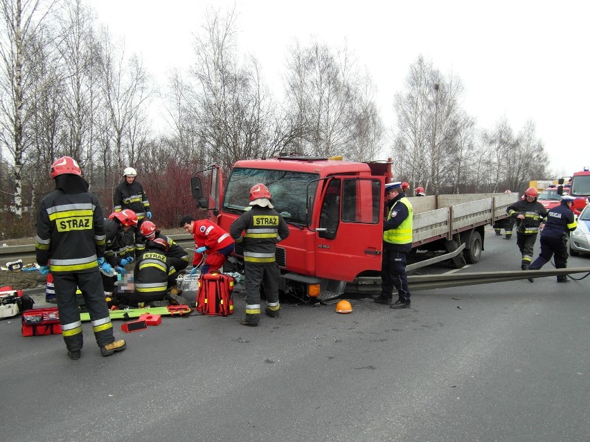 Bytom: Wypadek na DW 911. Ciężarówka uderzyła w barierę. Zablokowana droga od Piekar Śl. do Chorzowa