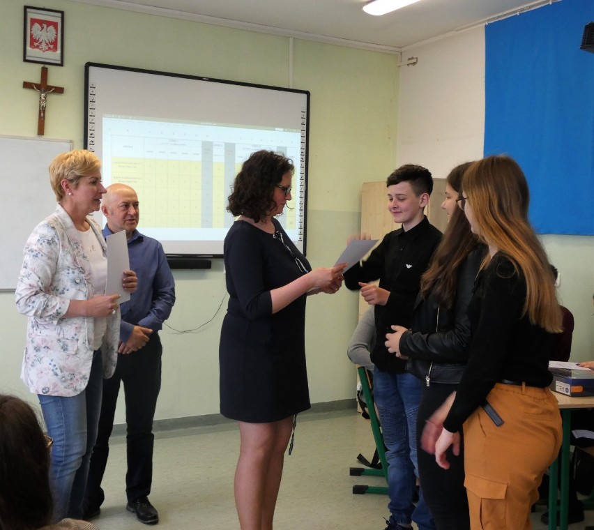 IV Powiatowy Konkurs Wiedzy o Unii Europejskiej. Zwyciężyli uczniowie z Zespołu Szkół w Stegnie.