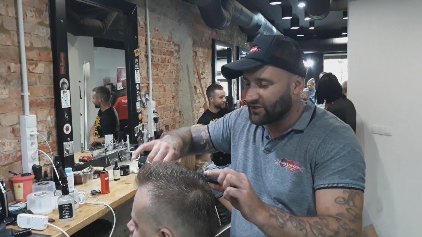 Zakończyło się bicie fryzjerskiego rekordu Polski. Mistrzowie nożyczek strzygli 72 godziny bez przerwy [ZDJĘCIA, WIDEO]