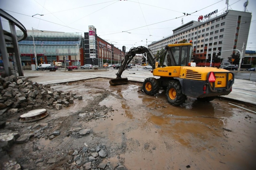 Wrocław. Co dzieje się na rondzie Regana? Kiedy wrócą tu autobusy? 