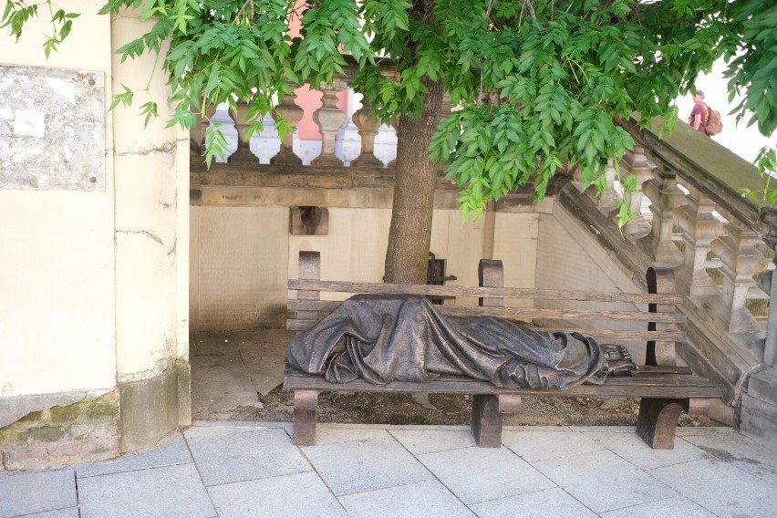 Rzeźba bezdomnego na Starym Mieście. Okazuje się, że to Jezus 