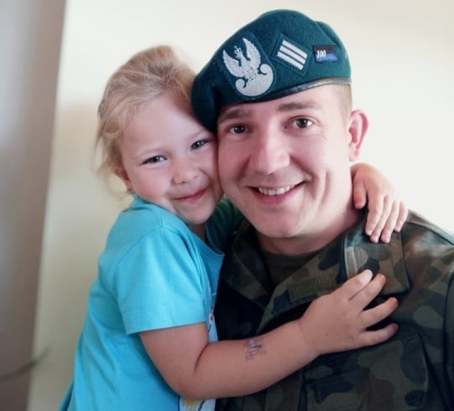 Starszy kapral Adam Kobicki z córeczką Kornelią