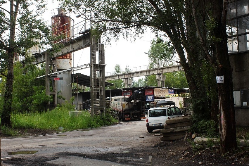 Fabryki w okolicach kanału Żerańskiego kuszą tajemniczością
