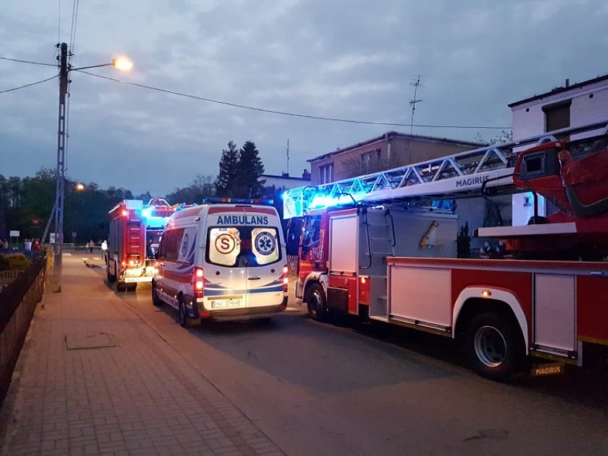 Nowy Tomyśl: Pożar domu na ul. Topolowej. Dwie osoby w szpitalu! [ZDJĘCIA]