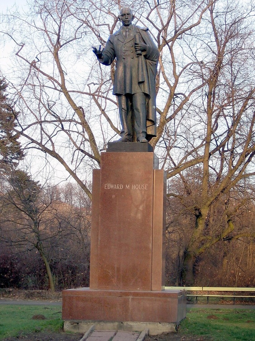 Pomnik został ufundowany przez Ignacego Jana Paderewskiego w...