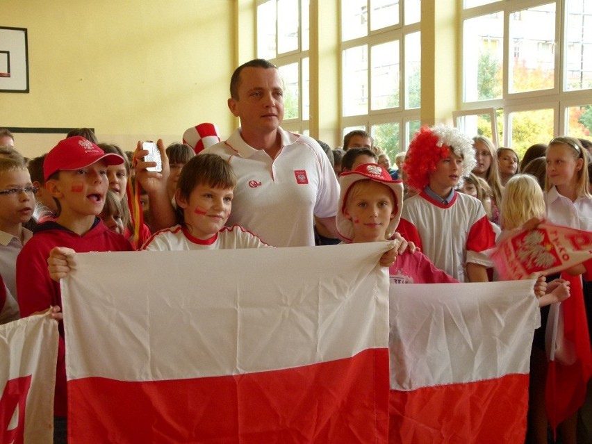 Uczniowie przywitali karatekę Tomasza Jończyka (ZDJĘCIA)