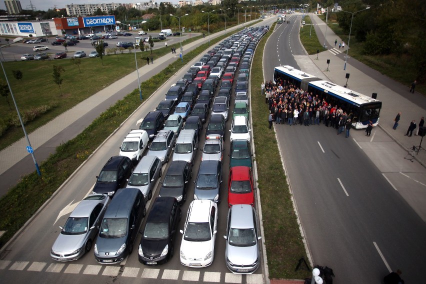Kraków: autobus kontra samochody. Happening na ul. Lema [ZDJĘCIA]