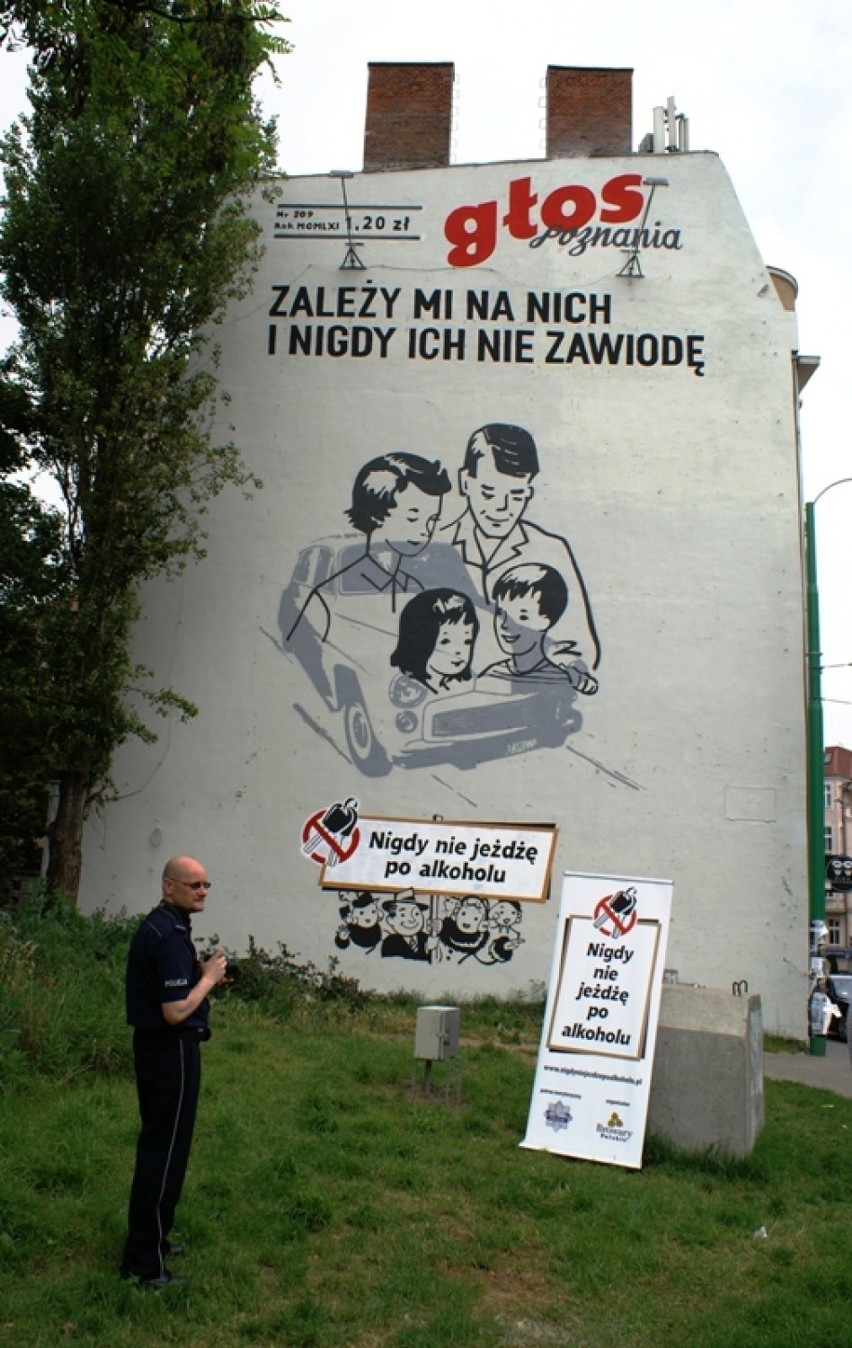 Mural na kamienicy przy Dąbrowskiego 8