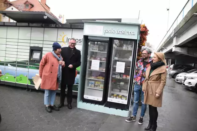 Pierwsza jadłodzielnia w Śremie już działa. Przyjdź i weź, jeśli potrzebujesz lub oddaj, jeśli chcesz i możesz