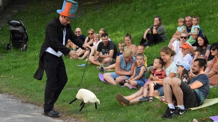 Królik z Kapelusza cieszył się ogromnym zainteresowaniem dzieci podczas inauguracji Chełmskich Wakacji Teatralnych. Zobacz zdjęcia