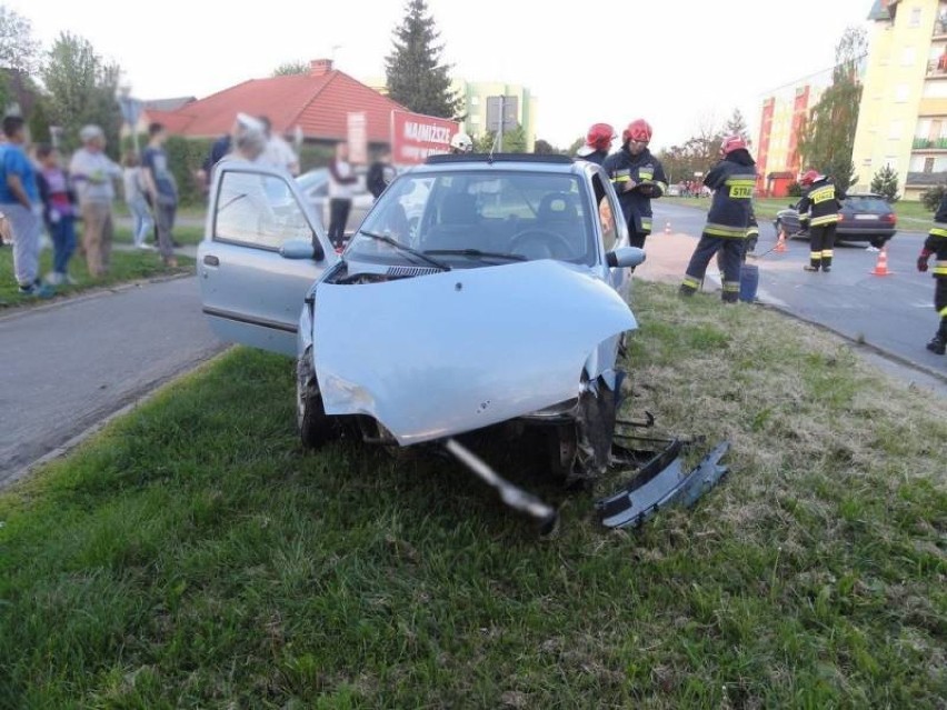 Zderzenie dwóch aut na Broniewskiego