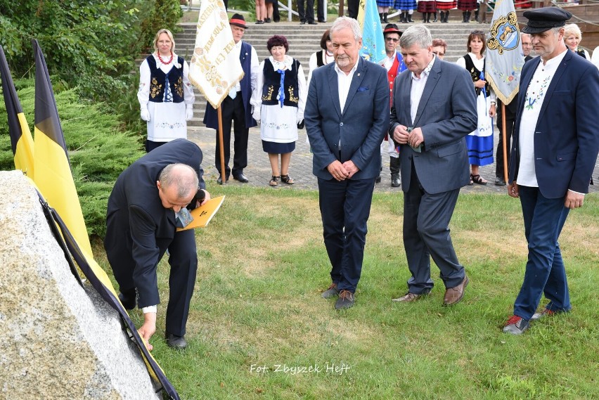 Zrzeszenie Kaszubsko-Pomorskie w Krokowej ma 30 lat. Kaszubi pomodlili się za swoich znajomych, potem odsłonili pamiątkową tablicę | ZDJĘCIA