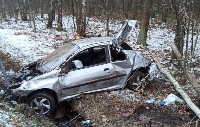 Do wypadku doszło na pograniczu Smykowa i Nowych Żukowic. Peugeot 206 wypadł z drogi i roztrzaskał się na poboczu
