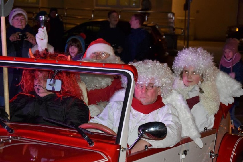 Drugi dzień na Jarmarku Bożonarodzeniowym w Pile. Przyjechał św. Mikołaj i rozbłysnęła choinka [ZDJĘCIA]