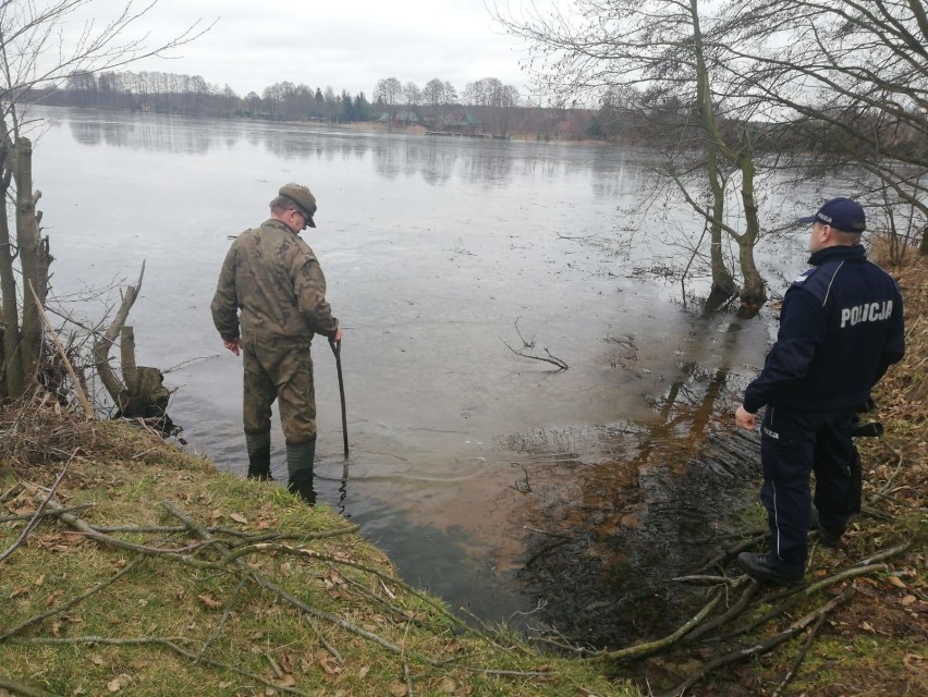 Policja i Straż Rybacka kontrolują zamarznięte zbiorniki wodne w powiecie włocławskim [zdjęcia]
