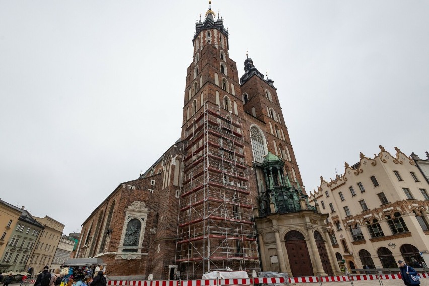 Rozpoczęła się kolejna faza prac konserwatorskich na wieżach bazyliki Mariackiej w Krakowie. Zobacz, co się zmieni! 