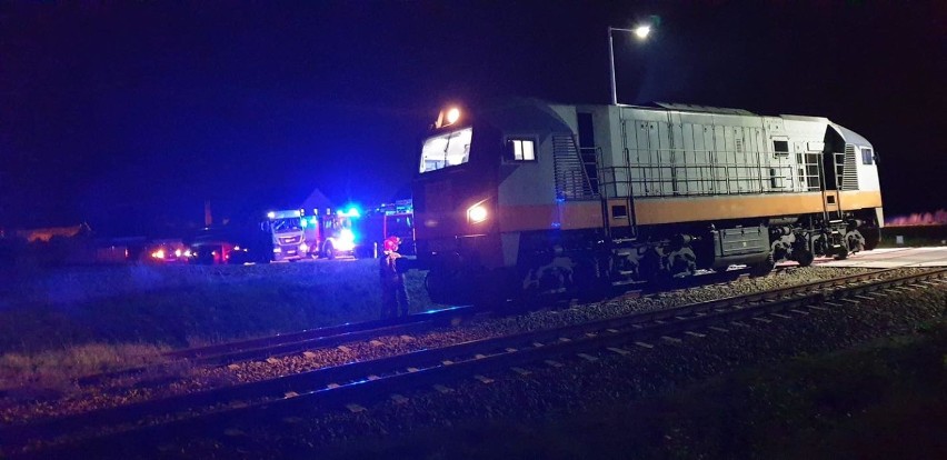 Bus z pasażerami w Otmuchowie wjechał pod lokomotywę na przejeździe kolejowym