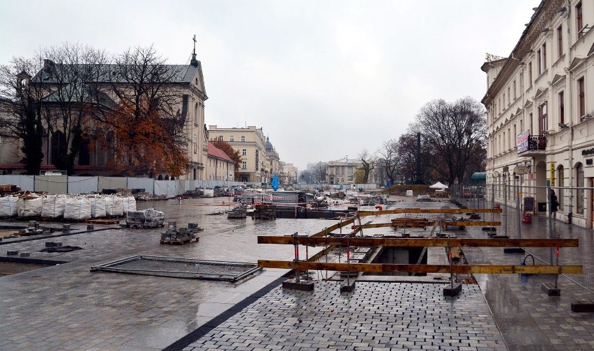 Okna czasu powstają na placu Litewskim w Lublinie