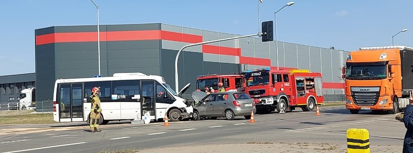 Kolizja pojazdów w Piekarach Śląskich. Samochód dostawczy zderzył się z samochodem osobowym na skrzyżowaniu Kotucha z Harcerską