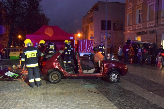Pokaz strażaków z Ćmińska na ulicy Sienkiewicza w Kielcach. Więcej na kolejnych zdjęciach.