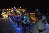 Dom jak z bajki.  Oto oświetlenie na Boże Narodzenie 2022 w Ostrówku koło Zduńskiej Woli