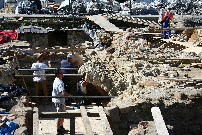 Archeolodzy zabezpieczają relikty olkuskiego ratusza z XIV wieku