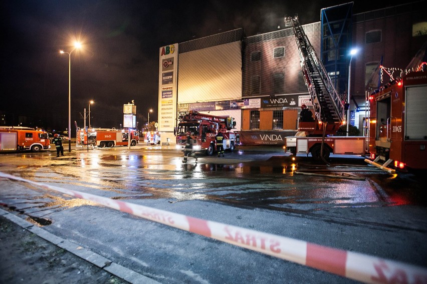 Pożar centrum ABC przy ul. Zgierskiej w Łodzi