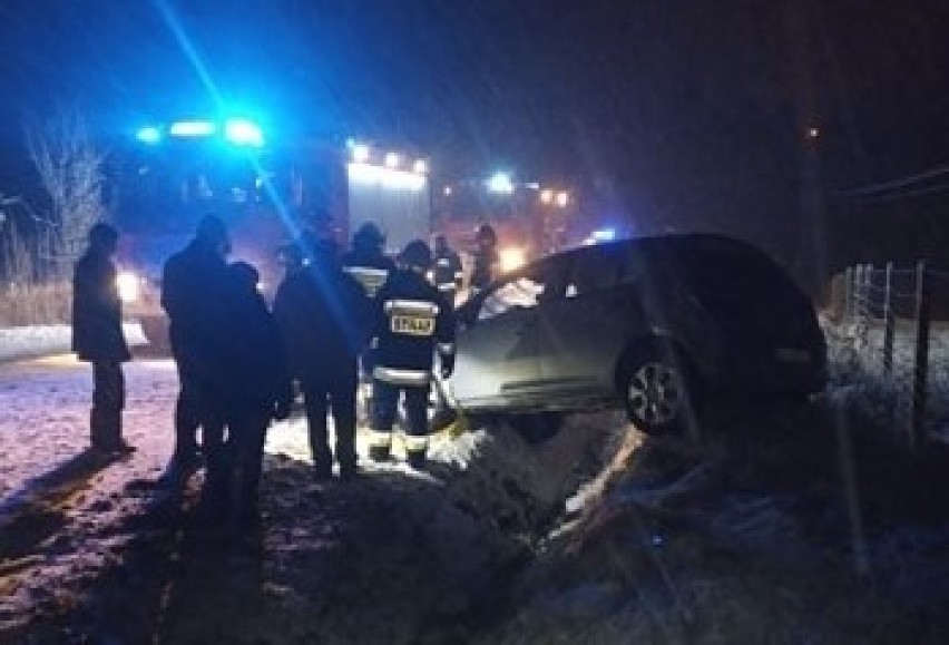 Rozbity samochód po dachowaniu w Rzepienniku Strzyżewskim